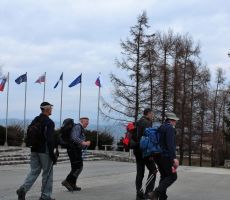 Pohodniki gredo mimo GEOSS-a